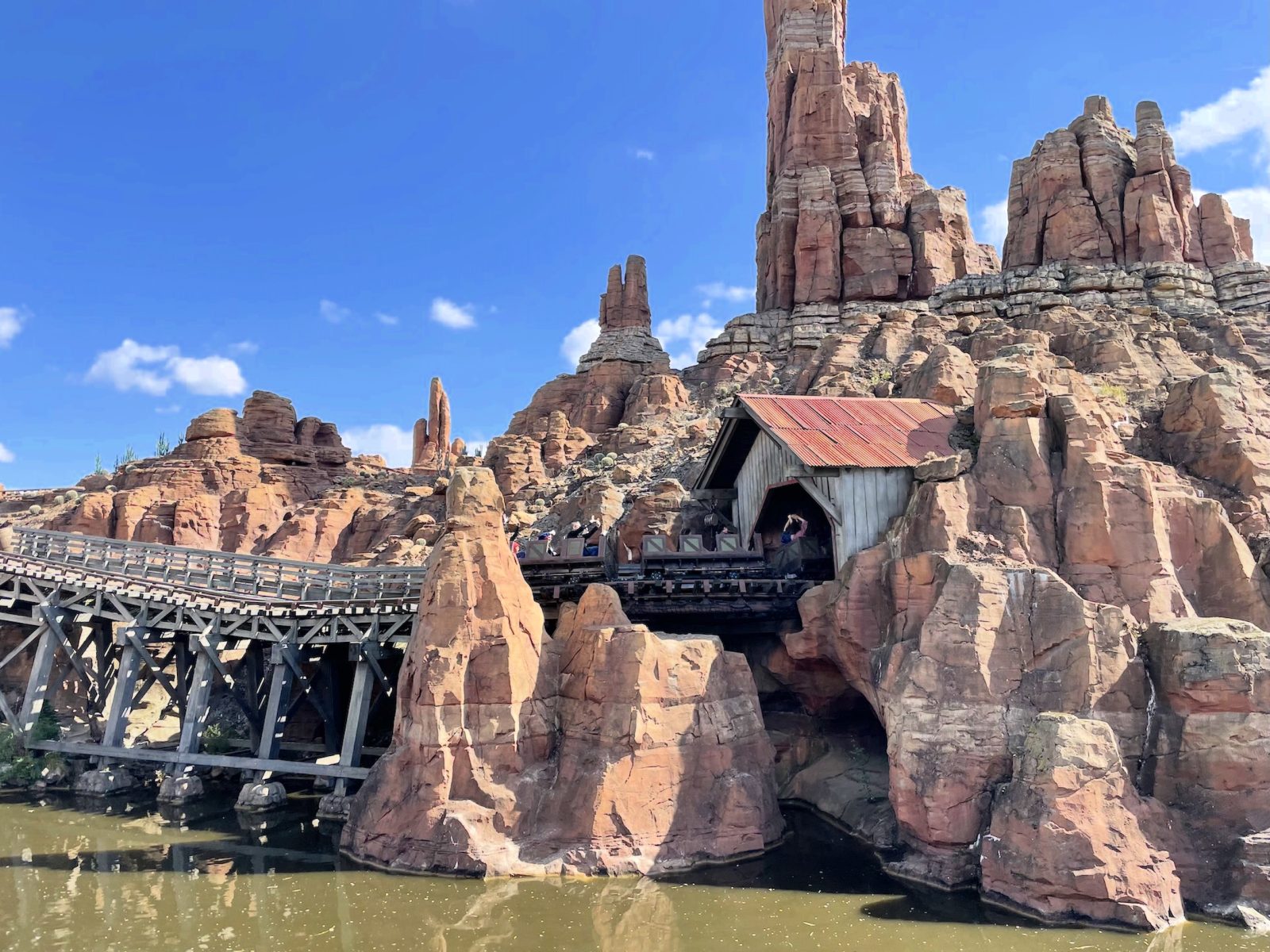 Big Thunder Mountain le petit train de la Mine attraction grand-huit coaster disney disneyland