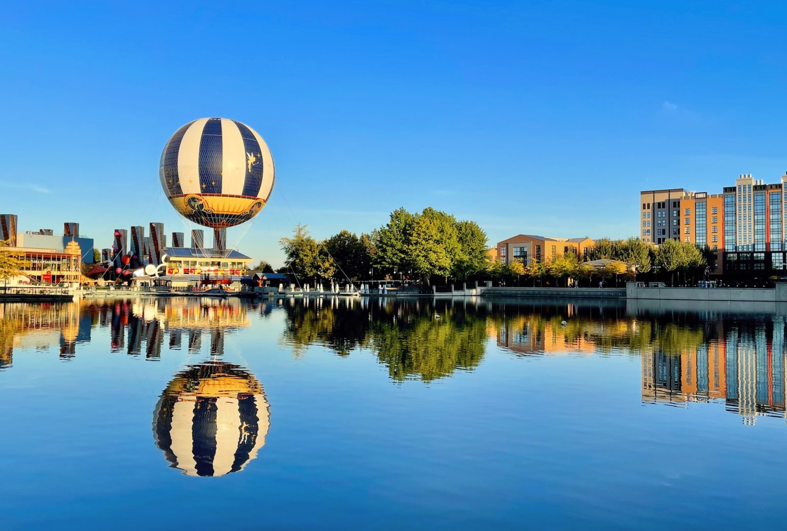 vue du Disney vilage et hotel à Disneyland Paris